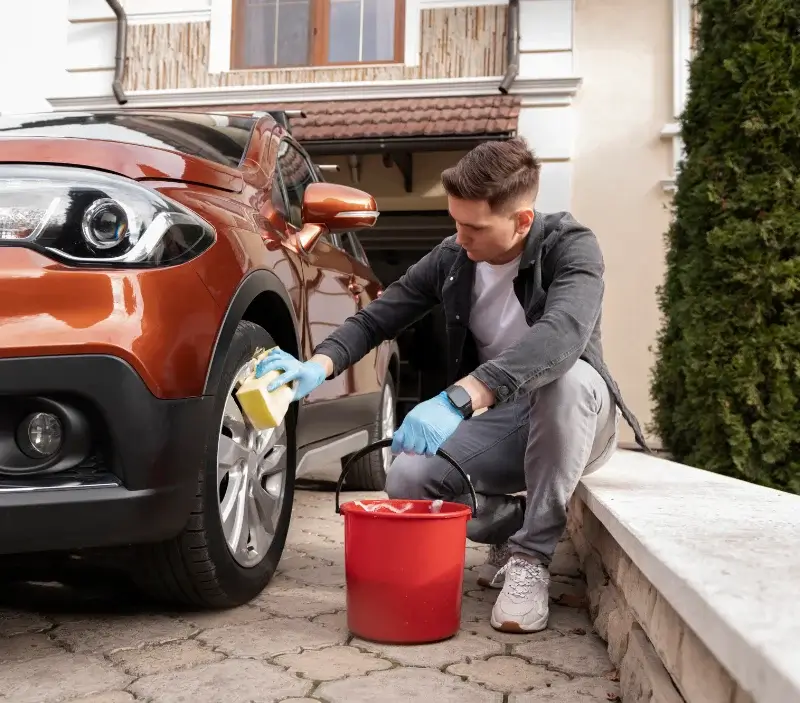 Lavage auto à domicile Mesnil-Roc'h : professionnel intervenant sur un véhicule